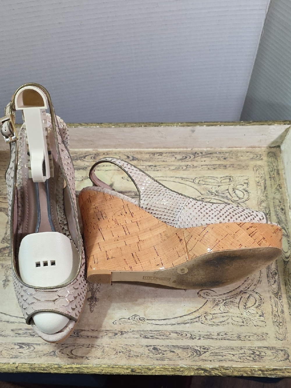 VinceCamuto platform Faux Snake Slingback Opentoe Creme/Gold sandals 9